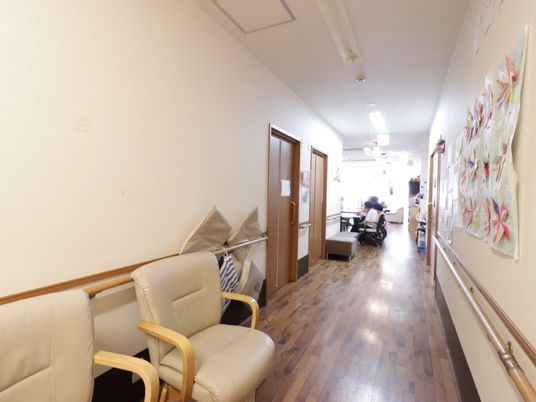 清潔な廊下と掲示物