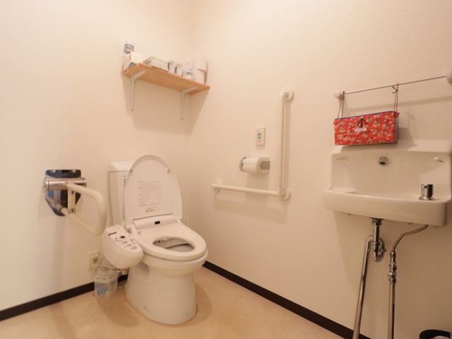 手すり付きのトイレ空間 トイレ 手すりが設置され、バリアフリーに配慮された清潔なトイレです。安心して日常を送れる環境が整っています。