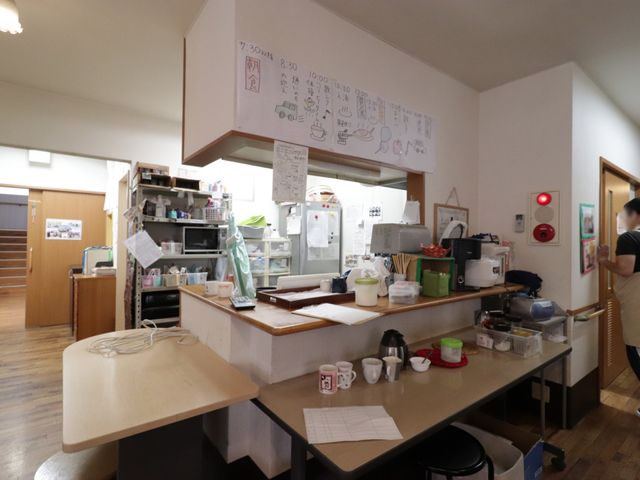 暖かみのあるスタッフルーム キッチン スタッフが利用する開放感のある明るいルームです。日々の業務でのコミュニケーションや休憩に役立っています。