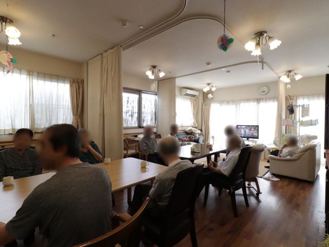 共用スペースのゆったり景色 共有スペース 居心地の良い食堂では、入居者様がくつろぎながら会話を楽しむ姿が見受けられます。テレビを見るなど、様々な娯楽の時間を提供しています。