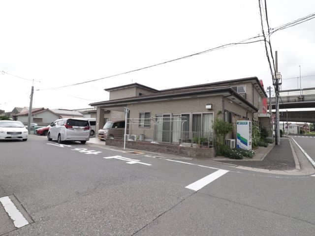 外観の施設全景 外観 落ち着いた雰囲気の建物が立地し、周囲は静かな住宅街に囲まれています。通りに面しているため、アクセスも便利です。