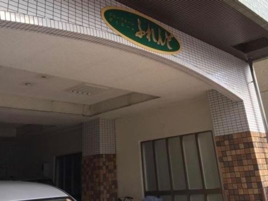 屋外の明るいエントランス