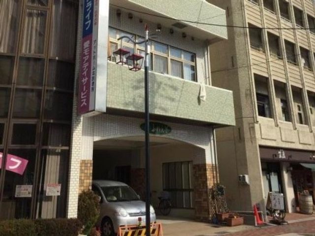 明るい建物のエントランス 外観2 清潔感のあふれるエントランスでは、来訪者を心地よく迎え入れます。セキュリティ面も配慮され、安心して就業が見込めます。