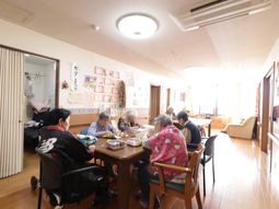 暖かい雰囲気の食堂