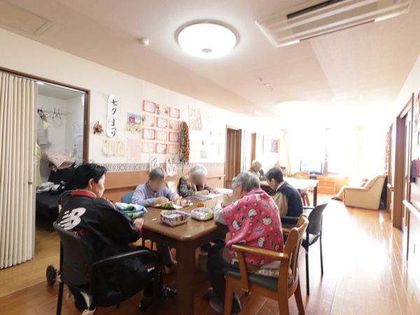 暖かい雰囲気の食堂