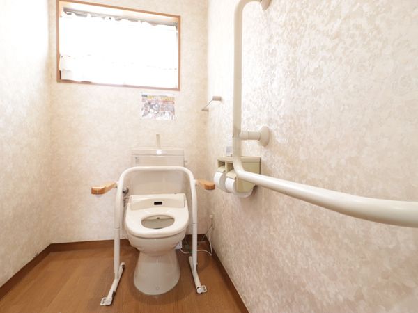 バリアフリー設計のトイレ