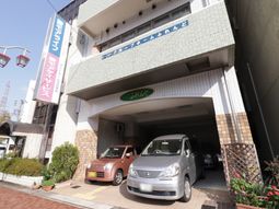 駐車場のあるビル外観