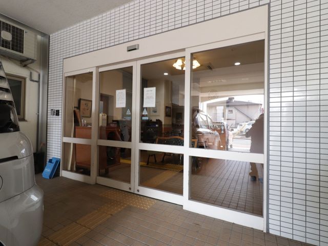 エントランスの視界良好 玄関 ガラス張りで開放的なエントランスです。スタッフや訪問者が明るい雰囲気の中で気持ちよく出迎えられます。