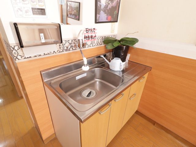 キッチンのシンクと電気ポット 手洗い場 清潔感のあるキッチンで、日々の飲み物を温かく準備できるよう電気ポットも設置しています。
