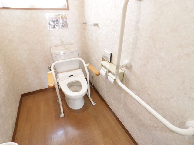 バリアフリートイレ設備 トイレ 手すりや便座の高さ調節も可能なトイレで、すべての利用者が快適にご使用いただけます。安全と利便性を配慮した設計で、職員が支援しやすい環境です。
