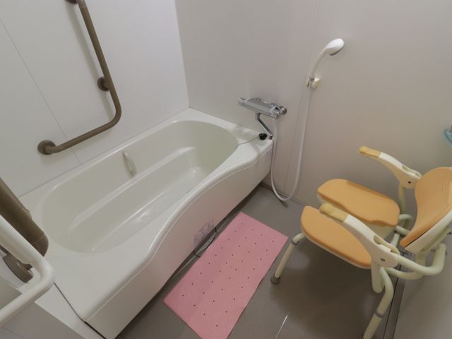 バリアフリーの浴室設備 浴室 安全に配慮されたバリアフリー設計の浴室です。手すりやシャワーチェアも完備しており、快適にご利用いただけます。