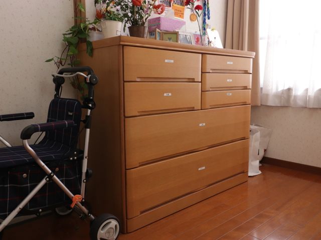 居室の家具と車椅子 居室 広々とした居室には、整理された家具と車椅子があり、快適な個人空間が確保されています。過ごしやすい環境が整っておりますので、ご安心ください。
