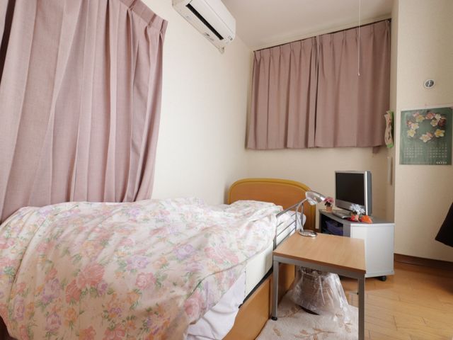 居心地の良い居室 居室 温かみのある個室で、プライバシーを大切にした快適な空間です。個人の趣味や好みに合わせた装飾が可能で、居住者一人ひとりの生活を尊重しています。