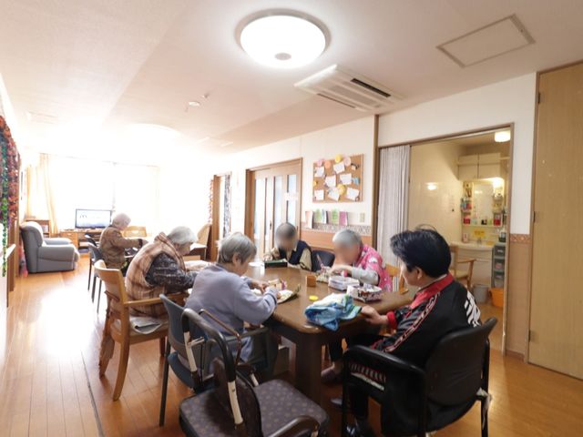 和やかな食事の風景 食堂 一緒に食事を楽しむ明るい空間。暖かい光が射し込み、家庭的な雰囲気でくつろげます。