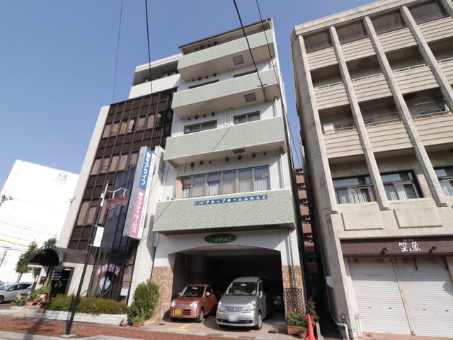 緑色の建物エントランス 外観 開放的で明るい雰囲気のエントランスが迎えてくれます。日々の通勤において、清潔感と安心感を提供いたします。