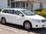 白い送迎車両と建物