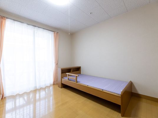 シンプルな居室の様子