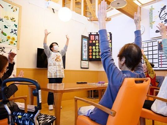 活動する人々のダイニングルーム