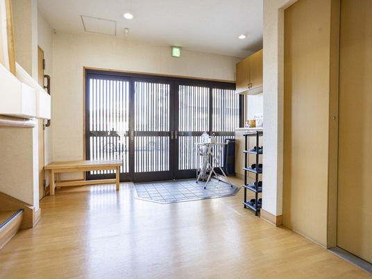 自然光あふれるエントランス