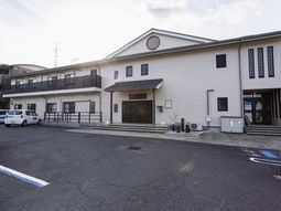 落ち着いた外観の建物