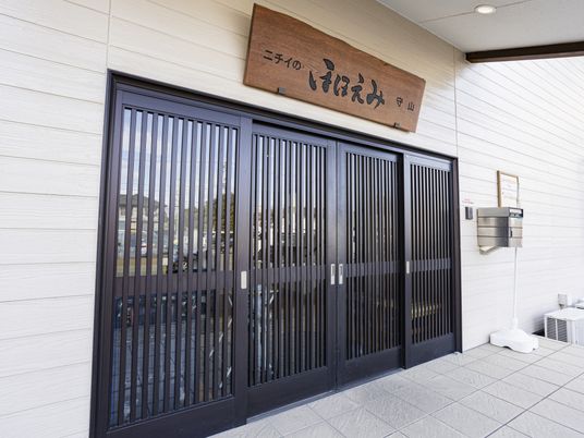 入口のある建物