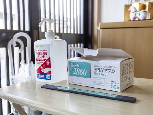 清掃用具とマスクの配置
