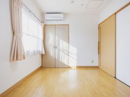 窓から光が入る居室