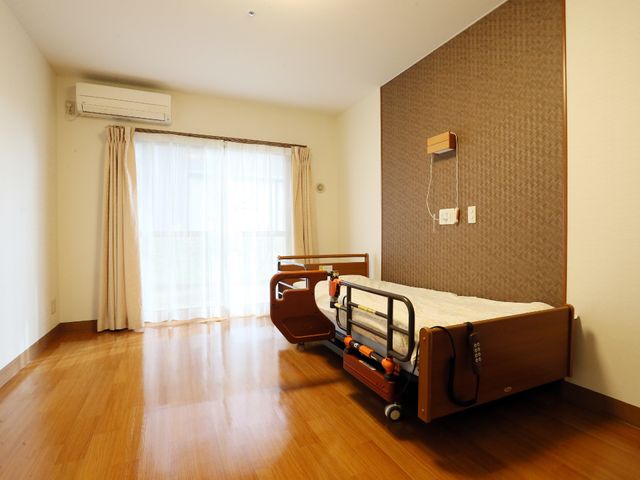 広々とした明るい居室 居室 日当たりの良いゆったりとした居室です。窓辺の景色を眺めながら、快適にお過ごしいただける空間となっています。