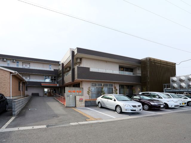 施設の外観デザイン 建物外観 ゆとりある駐車スペースを持つ温かみのある建物です。あなたの新たなチャレンジにふさわしい、快適な労働環境をご提供いたします。
