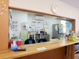 フロントカウンターと掲示物