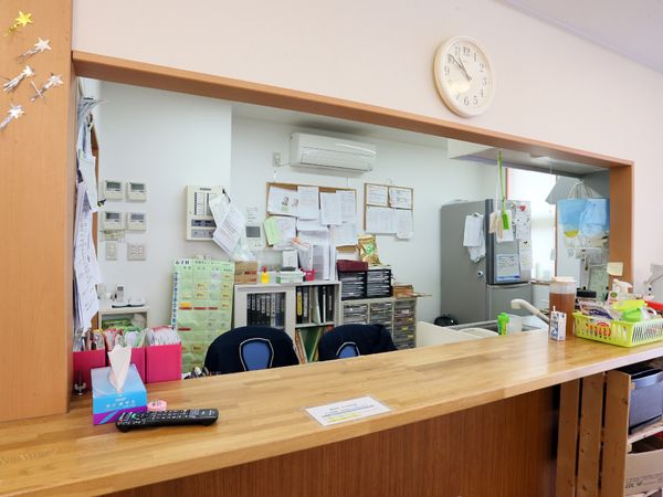 フロントカウンターと掲示物