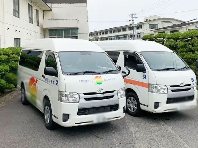 送迎車両 外観 送迎用の車両が並ぶ様子です。快適な移動をサポートします。