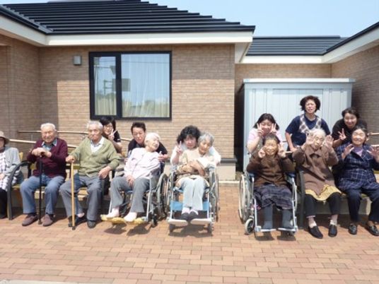 笑顔の集合写真中庭