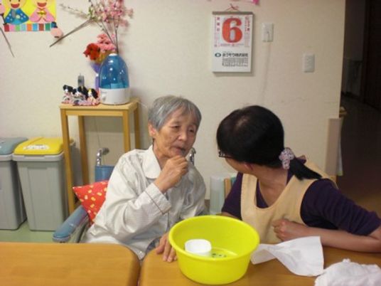 食事の支援を受ける高齢者