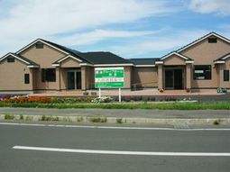 手入れされた庭のある建物