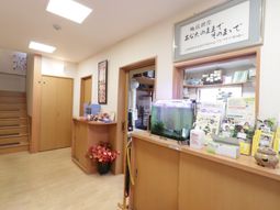 暖かな印象の受付エリア