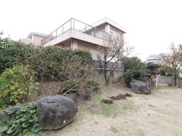 緑ある建物の外観
