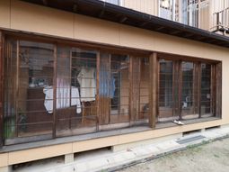 古風な建物の和室窓