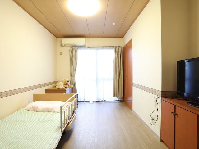 快適なシングル居室 居室 明るく清潔感のある個室で、自分だけの時間を大切にできます。安心の設備とプライベート空間をご提供します。