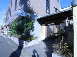 施設のエントランス外観