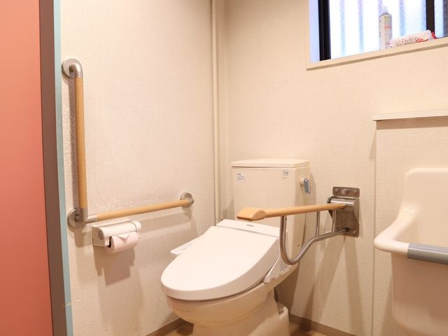 バリアフリートイレ設備 トイレ 手すり設置で安全性を高めた清潔なトイレです。ゆったりとした空間で快適にお過ごしいただけます。