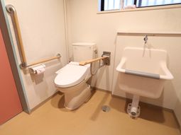 バリアフリーの洗面トイレ