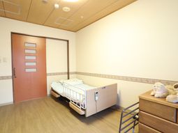 居室のベッドと家具