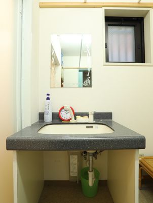 手洗い施設と鏡のセット
