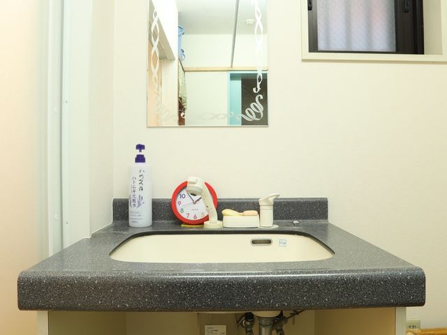 手洗い施設と鏡のセット 脱衣所 きれいに整えられた洗面スペースです。手洗いに必要な備品も整然と配置され、使い勝手が良さそうです。