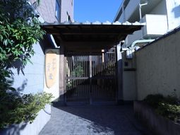 明るいエントランス風景