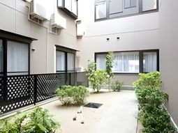 緑あふれる中庭