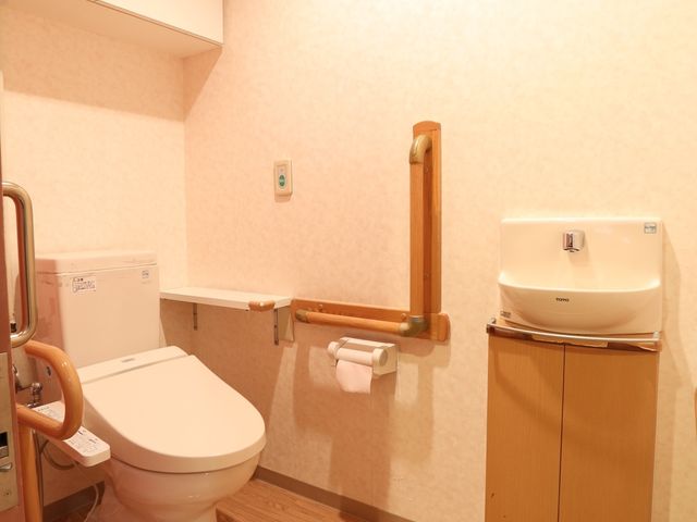 バリアフリー設計のトイレ トイレ 手すり付きで安全性を考慮したトイレです。快適にご利用いただける環境が整っております。
