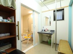 清潔な洗面所と車椅子対応浴室