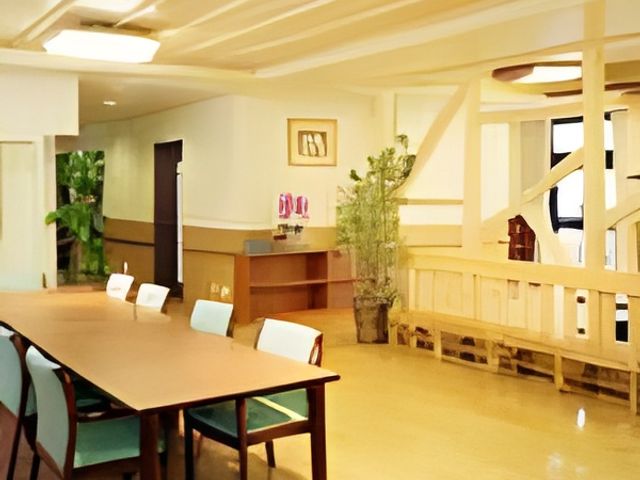 温かみのある共有スペース 食堂 日差しが差し込むゆとりある食堂で、利用者同士のコミュニケーションも活発です。ソファやテーブルが設けられ、憩いの時間を過ごせる場所となっています。